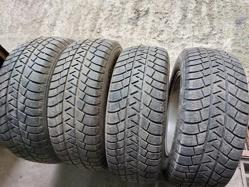 Гуми Зимни 235/60R16, снимка 1 - Гуми и джанти - 36274512