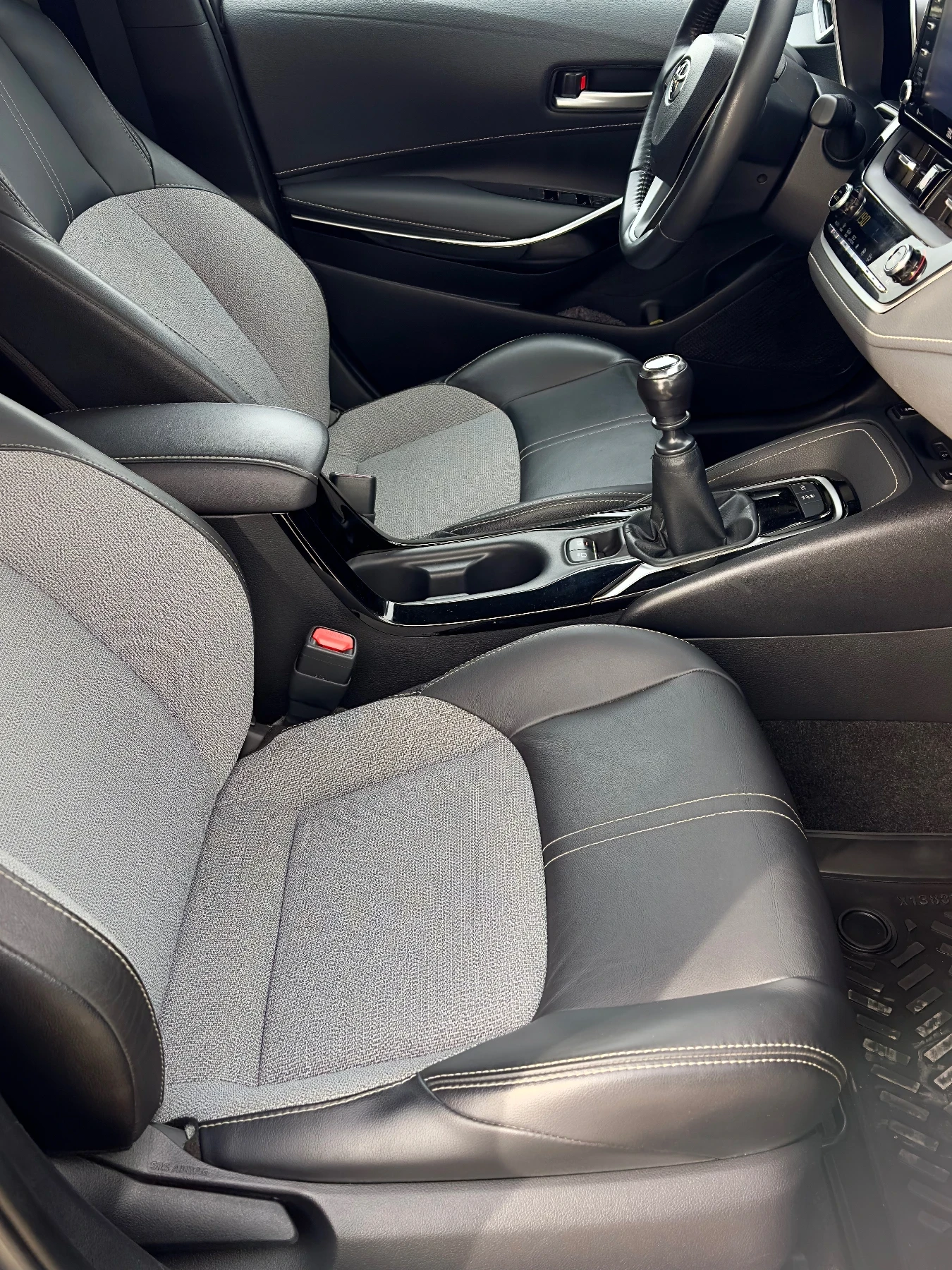 Toyota Corolla 2.0 XSE Ръчни скорости, снимка 12 - Автомобили и джипове - 52481400