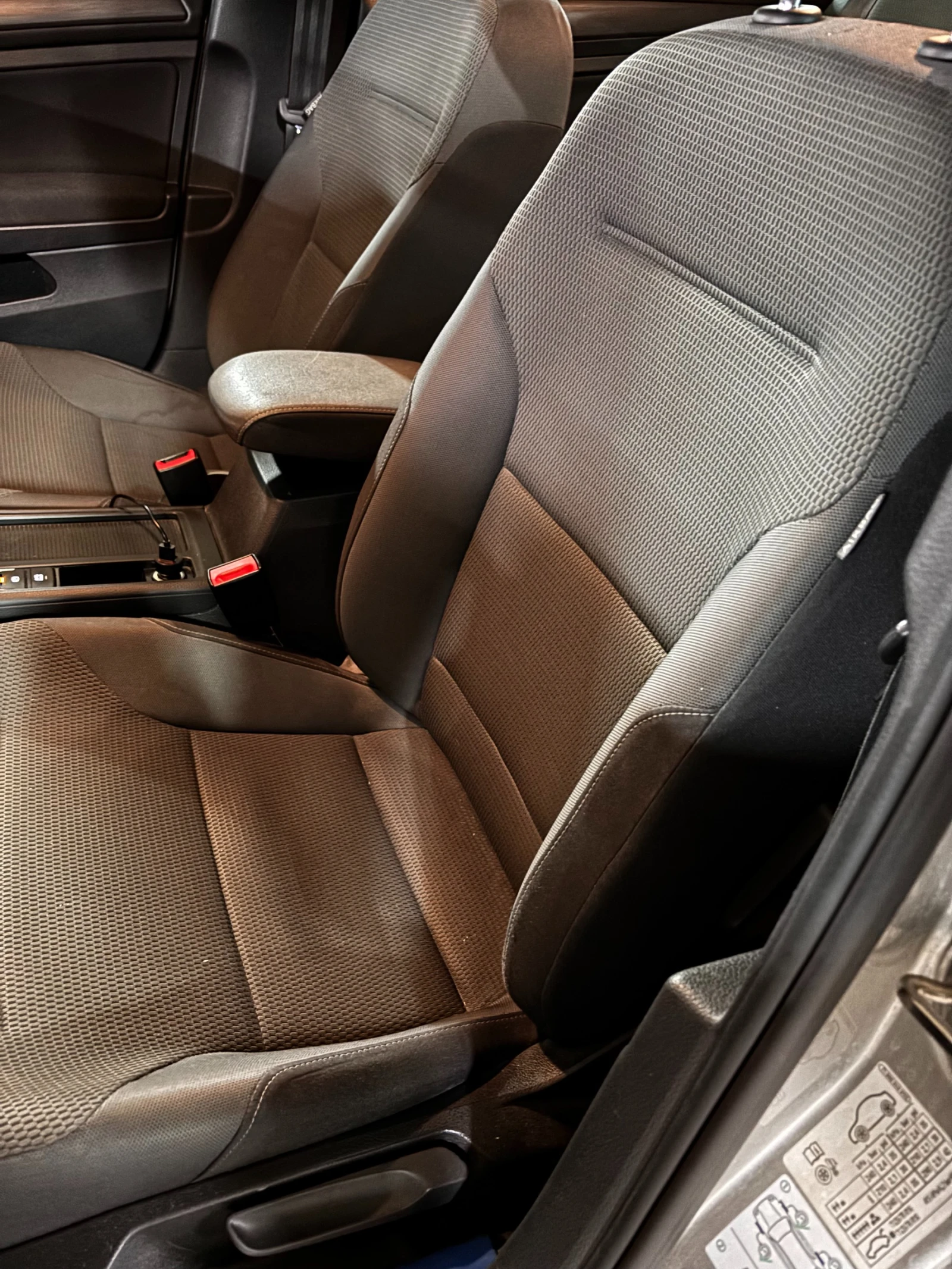 VW Golf 1.6 TDI, снимка 10 - Автомобили и джипове - 53959777