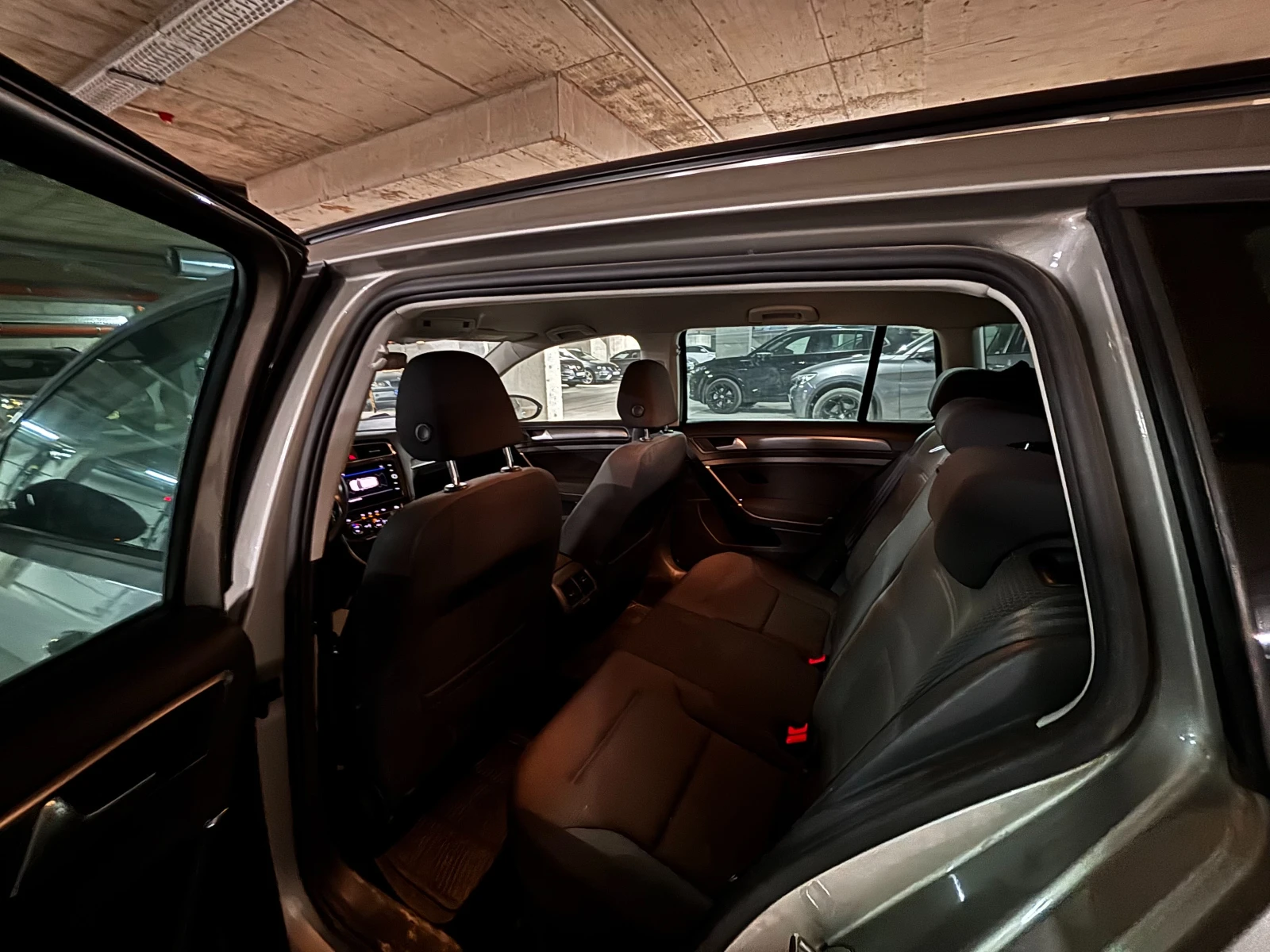 VW Golf 1.6 TDI, снимка 11 - Автомобили и джипове - 53959777