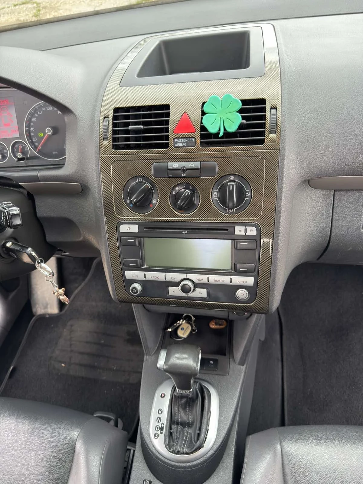 VW Touran, снимка 4 - Автомобили и джипове - 54148176