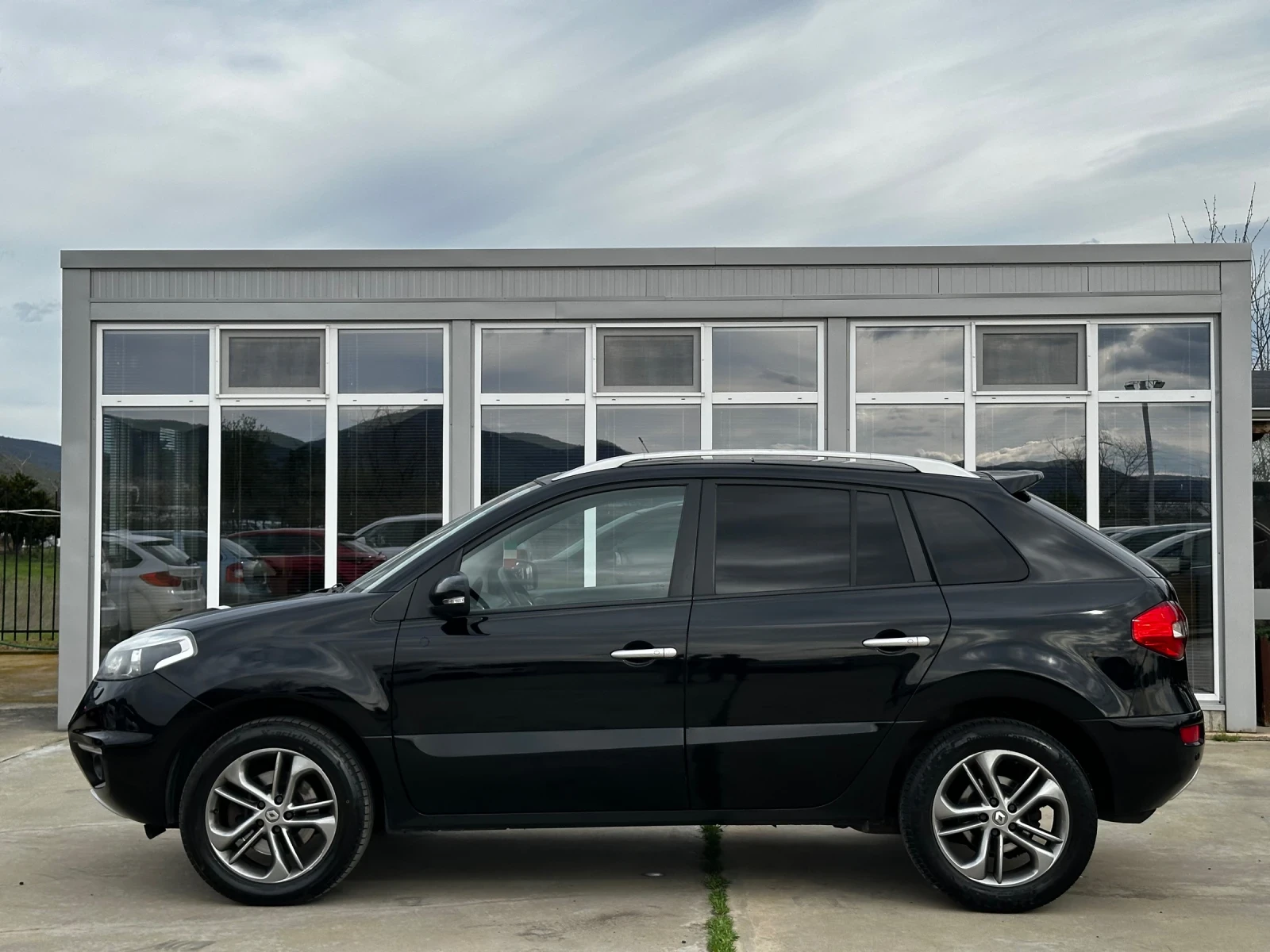 Renault Koleos * 2.0* 4x4* АВТОМАТ* КОЖА* КЕЙЛЕС* БОСЕ* ПАНОРАМА, снимка 4 - Автомобили и джипове - 54128965