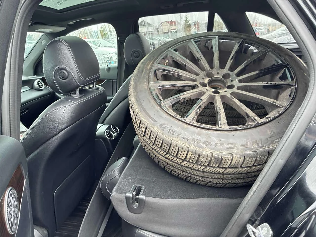 Mercedes-Benz GLC 300 ПАНОРАМА/ПОДГРЕВИ/ВТОРИ ГУМИ И ДЖАНТИ, снимка 14 - Автомобили и джипове - 54223850