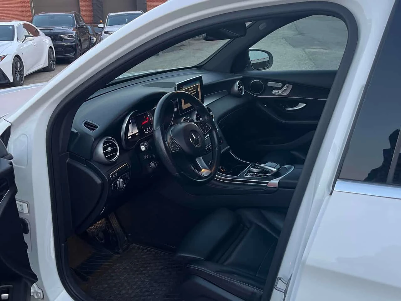 Mercedes-Benz GLC 300 4MATIC/ПАНОРАМА/360 КАМЕРИ/ПОДГРЕВИ, снимка 10 - Автомобили и джипове - 54581160