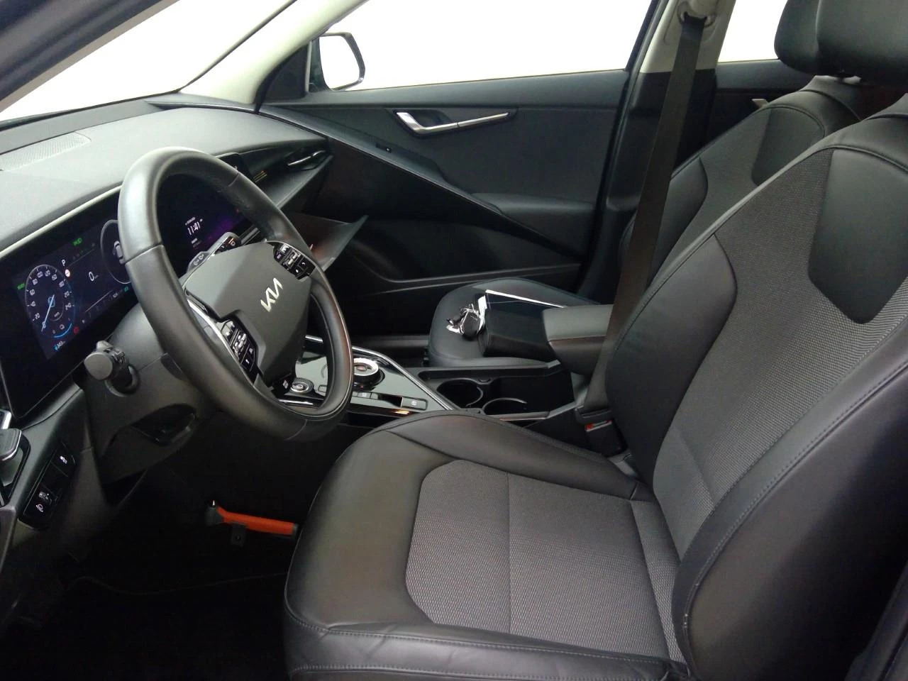 Kia Niro 65 kWh Европейска DynamicLine, снимка 7 - Автомобили и джипове - 54640955