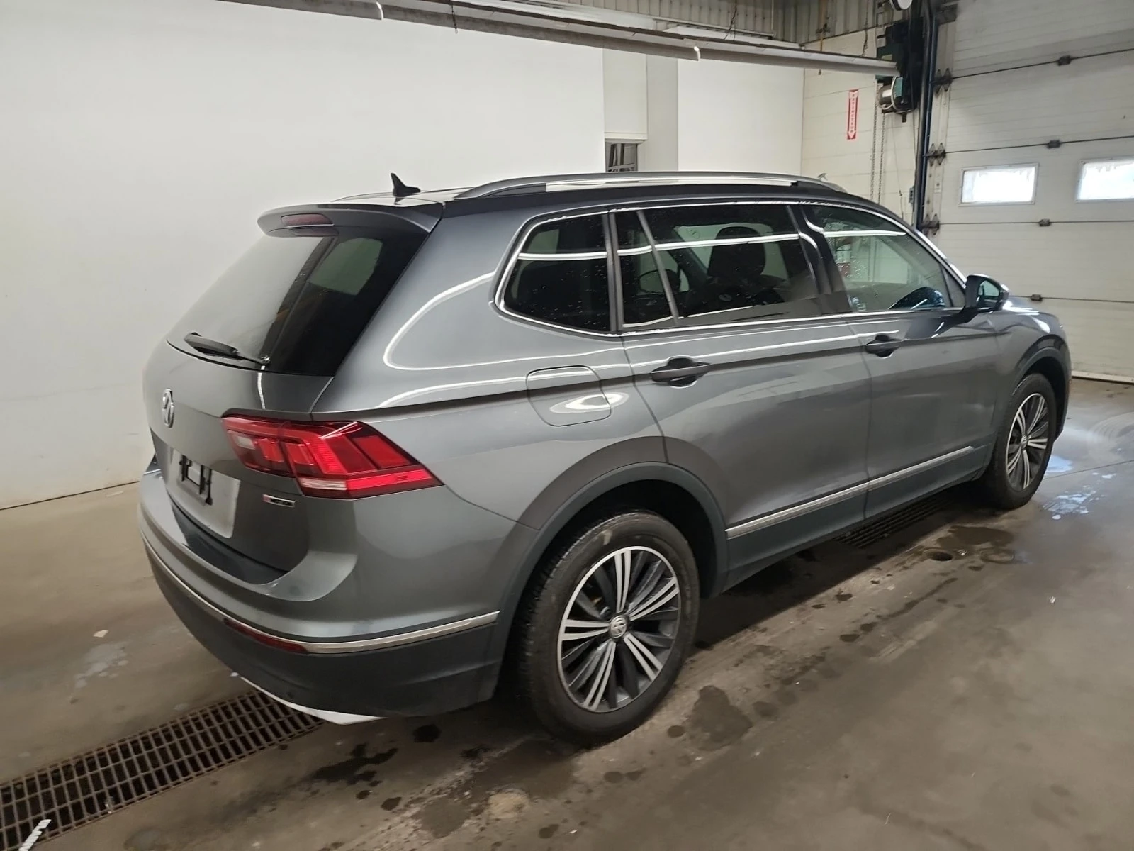 VW Tiguan Highline/CARFAX/Подгрев/Панорама/ФИНАНСИРАНЕ, снимка 3 - Автомобили и джипове - 56075897