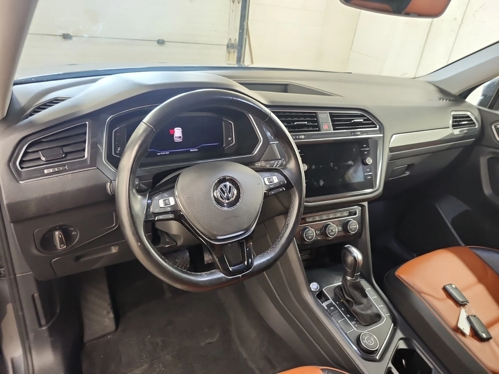 VW Tiguan Highline/CARFAX/Подгрев/Панорама/ФИНАНСИРАНЕ, снимка 12 - Автомобили и джипове - 56075897