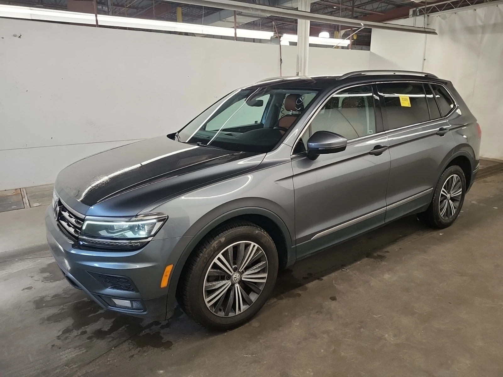 VW Tiguan Highline/CARFAX/Подгрев/Панорама/ФИНАНСИРАНЕ, снимка 2 - Автомобили и джипове - 56075897