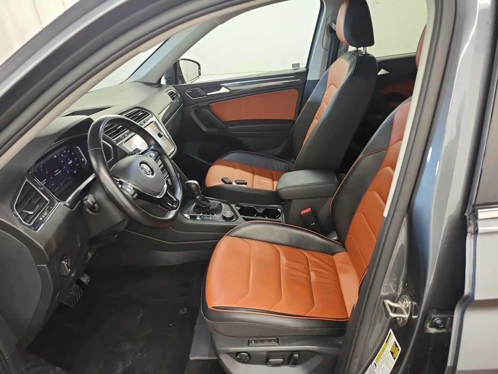 VW Tiguan Highline/CARFAX/Подгрев/Панорама/ФИНАНСИРАНЕ, снимка 6 - Автомобили и джипове - 56075897