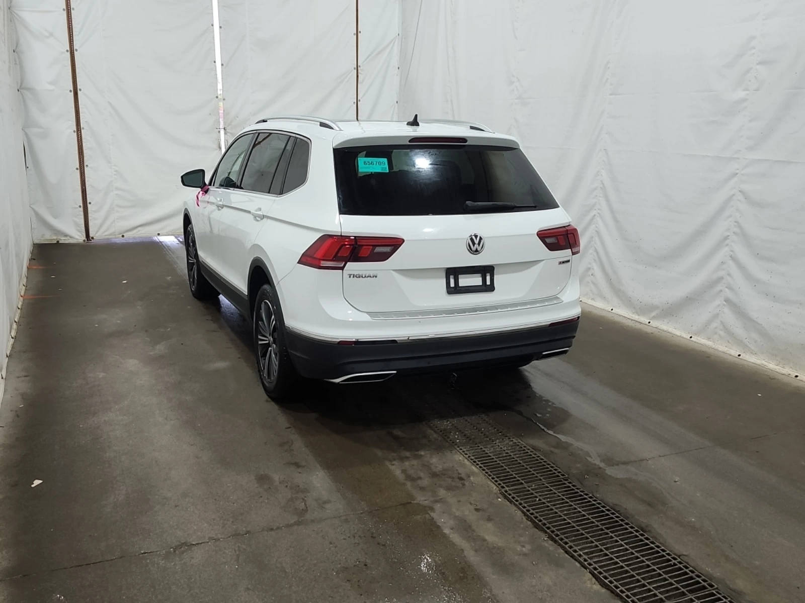 VW Tiguan / HIGHLINE / ПАНОРАМА / 2 КЛЮЧА / CARFAX , снимка 4 - Автомобили и джипове - 56114747