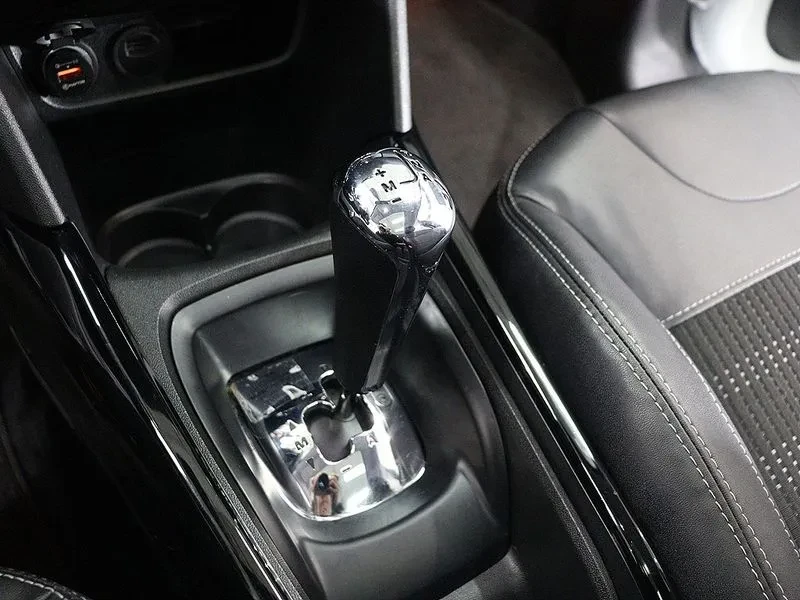 Peugeot 2008 1.6 BlueHDI - САМО 30% АВАНС, снимка 11 - Автомобили и джипове - 56016828