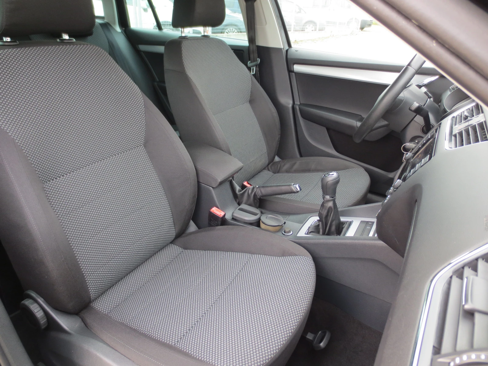 Skoda Octavia 1.4 i G-TEC * METAH* , снимка 15 - Автомобили и джипове - 53914906