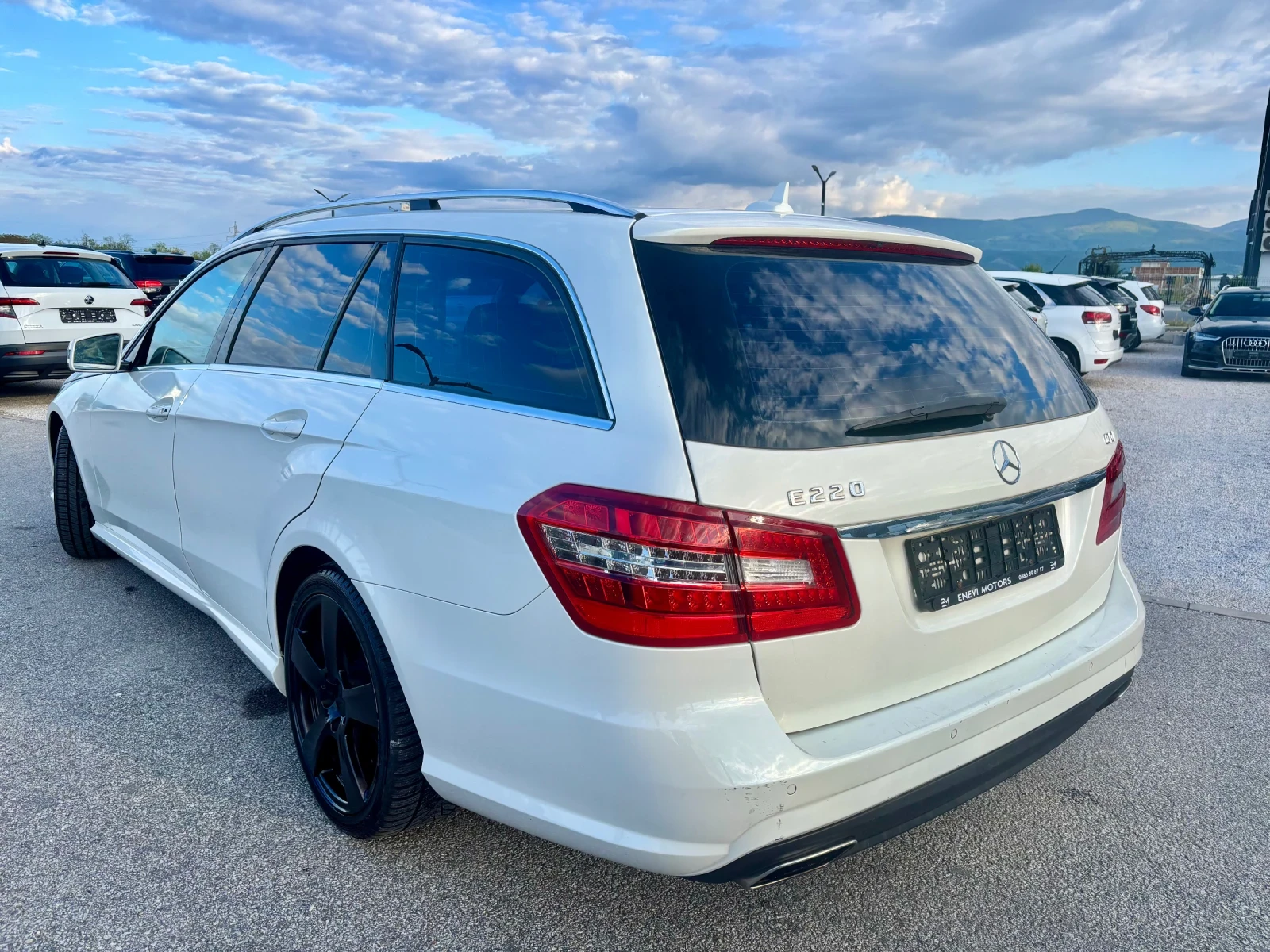 Mercedes-Benz E 220 AVANGARDE AMG, снимка 3 - Автомобили и джипове - 54398774