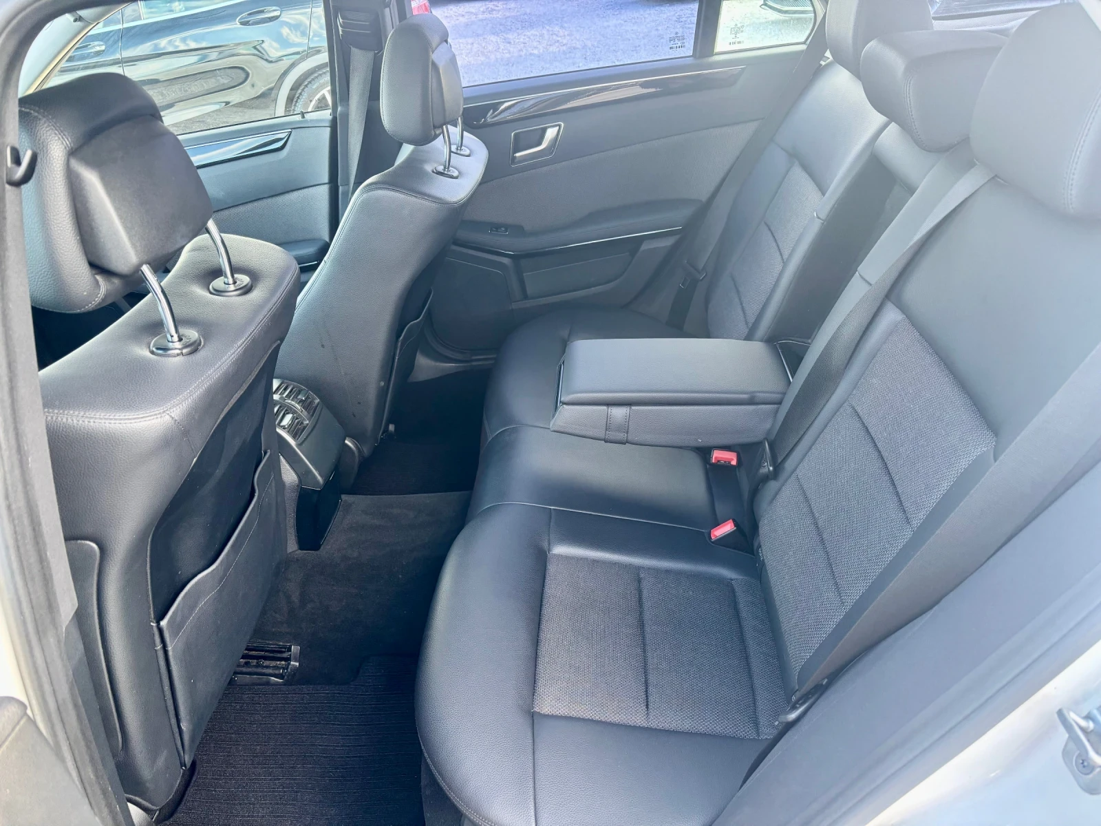 Mercedes-Benz E 220 AVANGARDE AMG, снимка 13 - Автомобили и джипове - 54398774