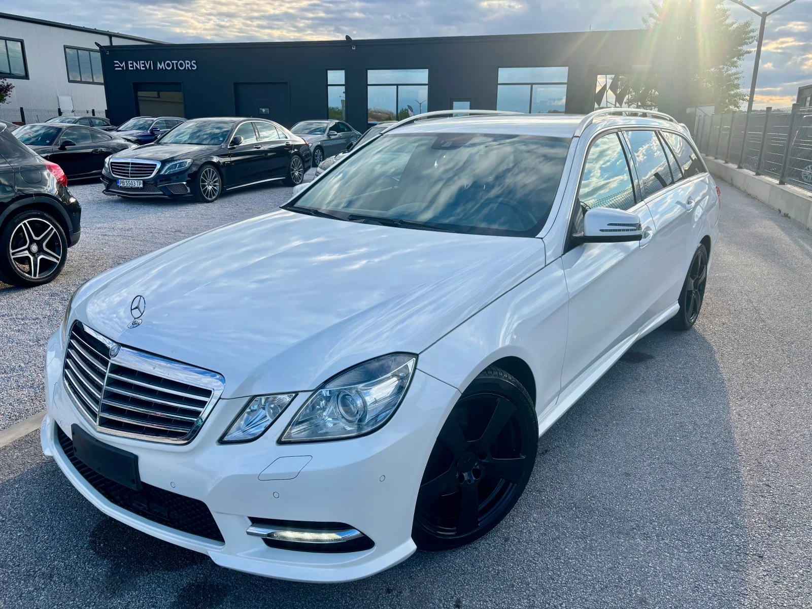 Mercedes-Benz E 220 AVANGARDE AMG, снимка 2 - Автомобили и джипове - 54398774