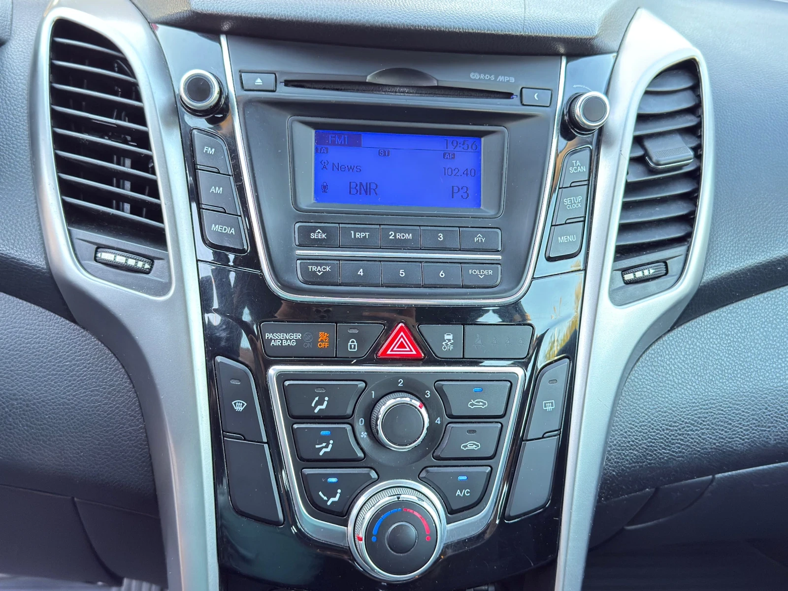Hyundai I30 1.6CRDI Автоматик/Климатроник, снимка 16 - Автомобили и джипове - 55533671