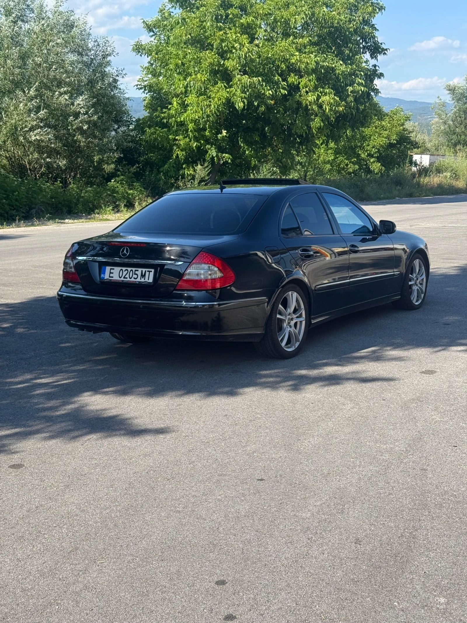 Mercedes-Benz E 220 Avangarde, снимка 6 - Автомобили и джипове - 55545923