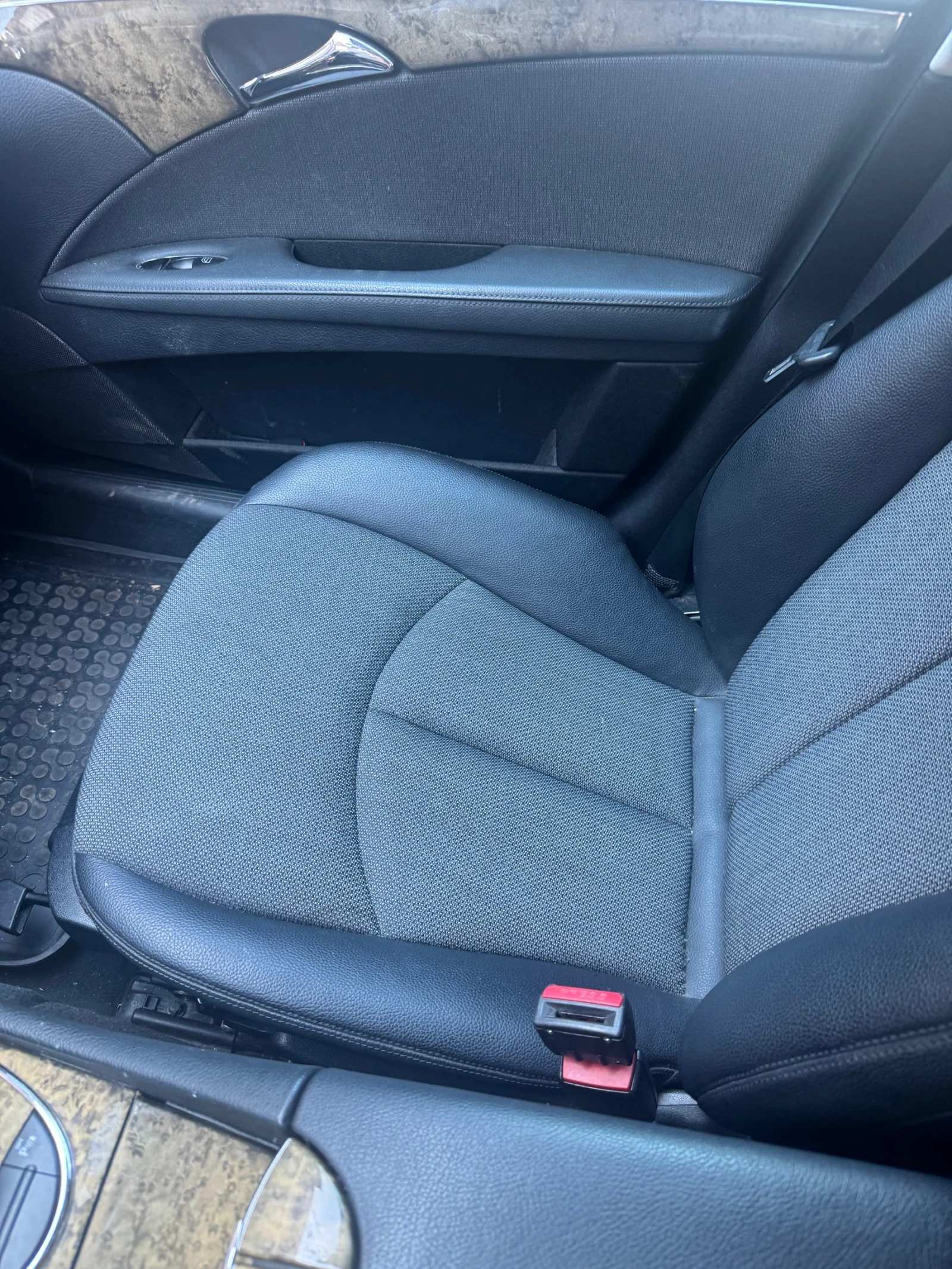 Mercedes-Benz E 220 Avangarde, снимка 11 - Автомобили и джипове - 55545923