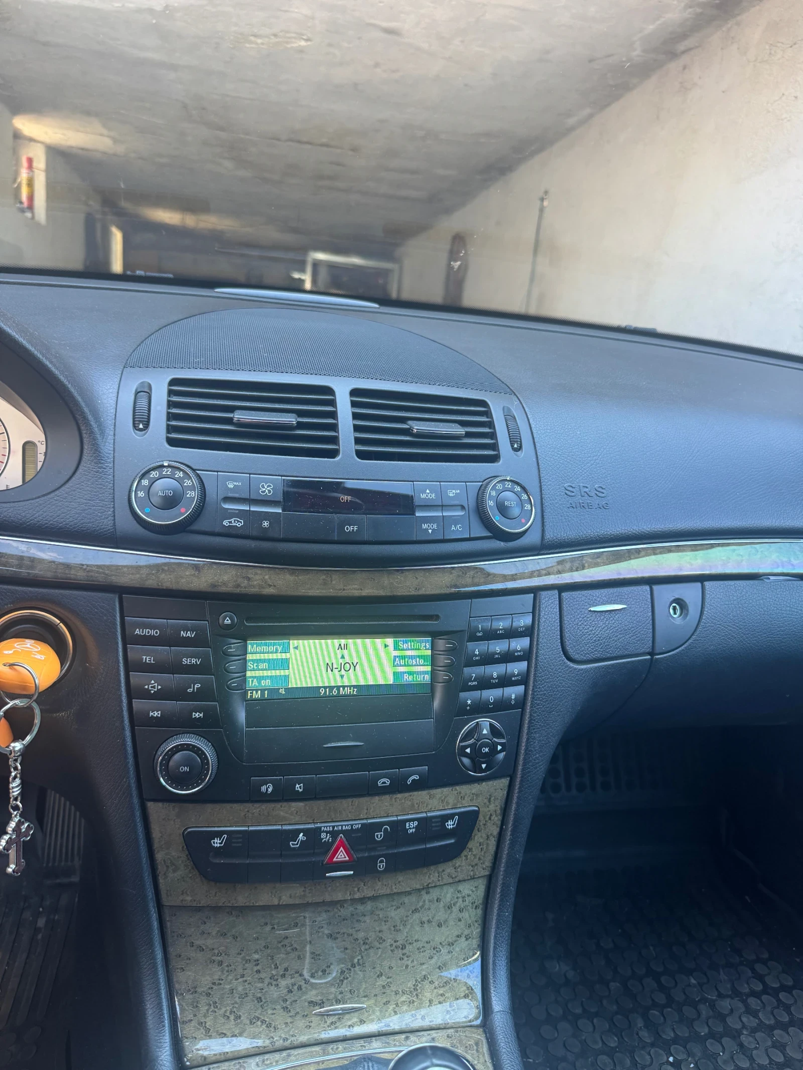 Mercedes-Benz E 220 Avangarde, снимка 15 - Автомобили и джипове - 55545923