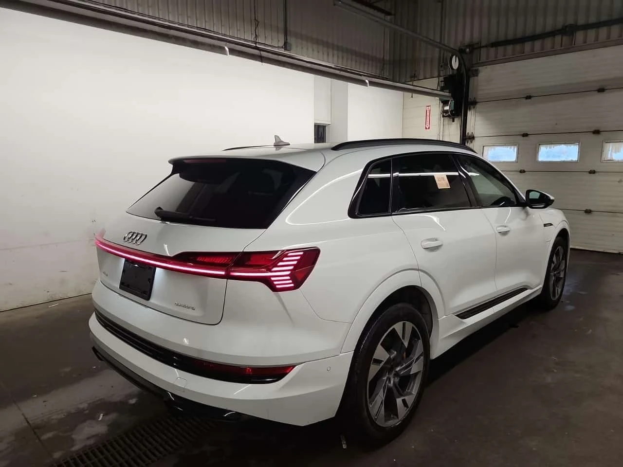 Audi E-Tron * PROGRESSIV * CARFAX * БЕЗ ПЪРВОНАЧАЛНА ВНОСКА, снимка 3 - Автомобили и джипове - 56277487