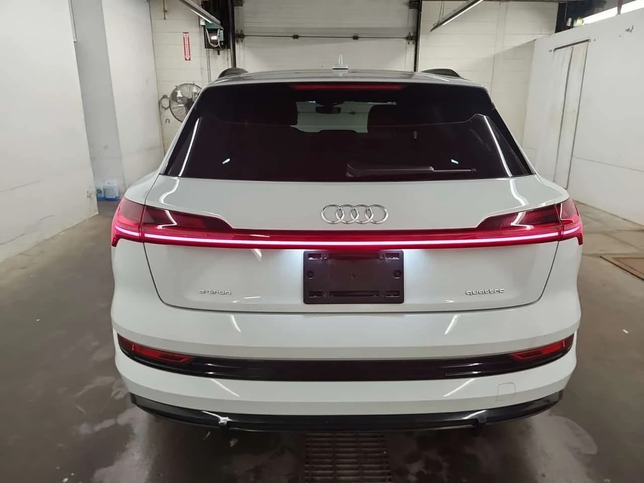 Audi E-Tron * PROGRESSIV * CARFAX * БЕЗ ПЪРВОНАЧАЛНА ВНОСКА, снимка 17 - Автомобили и джипове - 56277487
