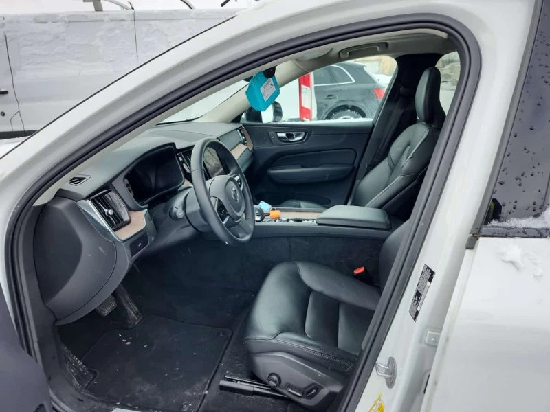 Volvo XC60 PLUS DARK THEME  CARFAX, снимка 4 - Автомобили и джипове - 53534929