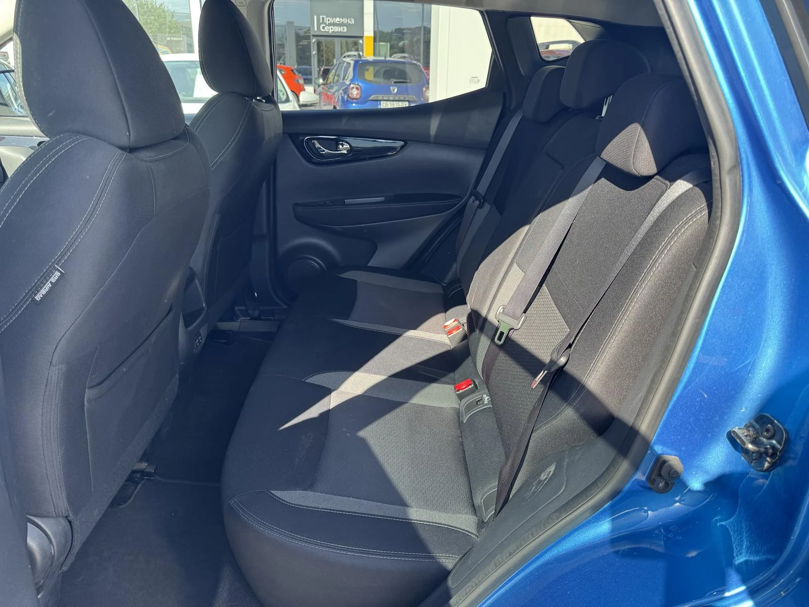 Nissan Qashqai 1.3 Tce, снимка 12 - Автомобили и джипове - 54343391