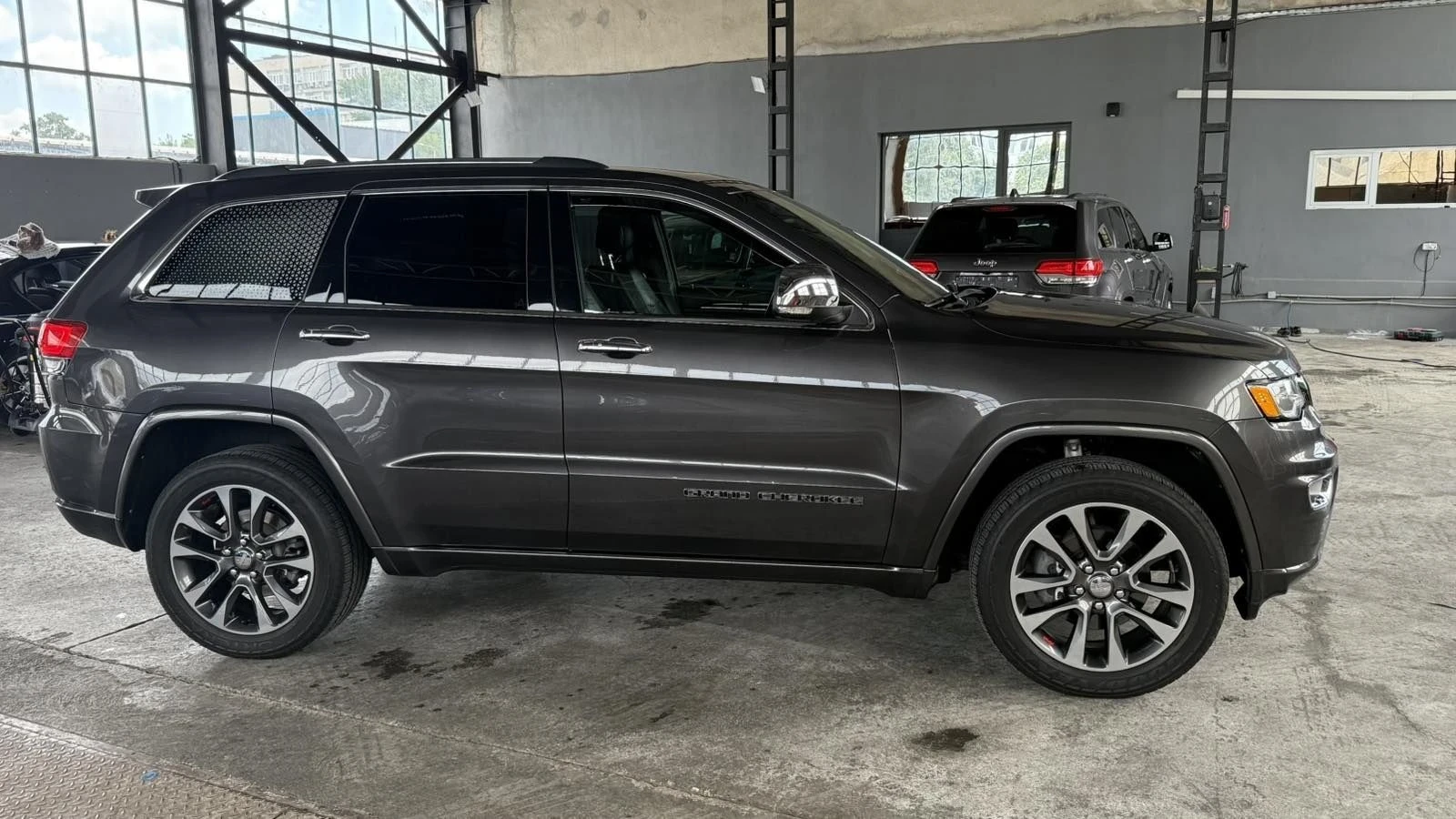 Jeep Grand cherokee Overland, снимка 6 - Автомобили и джипове - 55673950