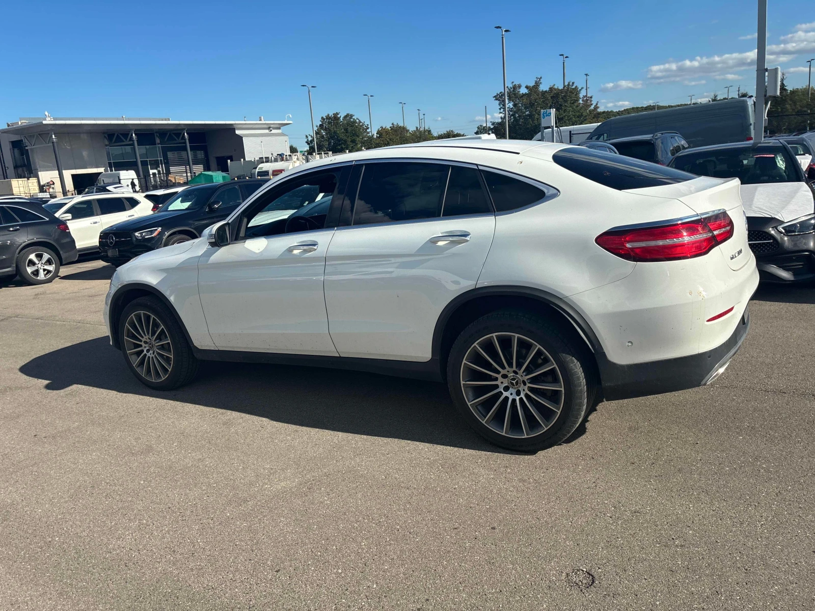 Mercedes-Benz GLC 300 COUPE * ГЛАВНО ПРЕДСТАВИТЕЛСТВО НА MERCEDES* , снимка 3 - Автомобили и джипове - 56108334