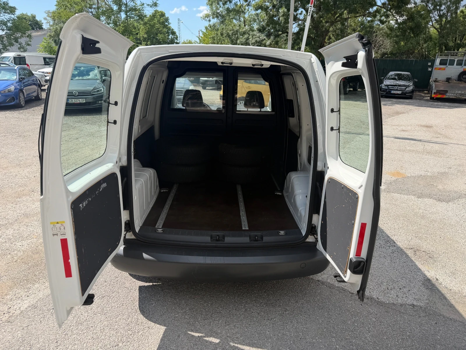 VW Caddy 1.2 TSI Климатик Euro 5, снимка 13 - Бусове и автобуси - 53994712