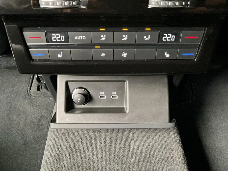 VW Touareg R-LINE/231HP/BLACK-STYLE/CAM/CARPLAY/KLESS/856f, снимка 13 - Автомобили и джипове - 52167050