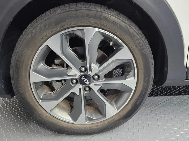 Kia Stonic 1.6 Prestige, снимка 5 - Автомобили и джипове - 55085538