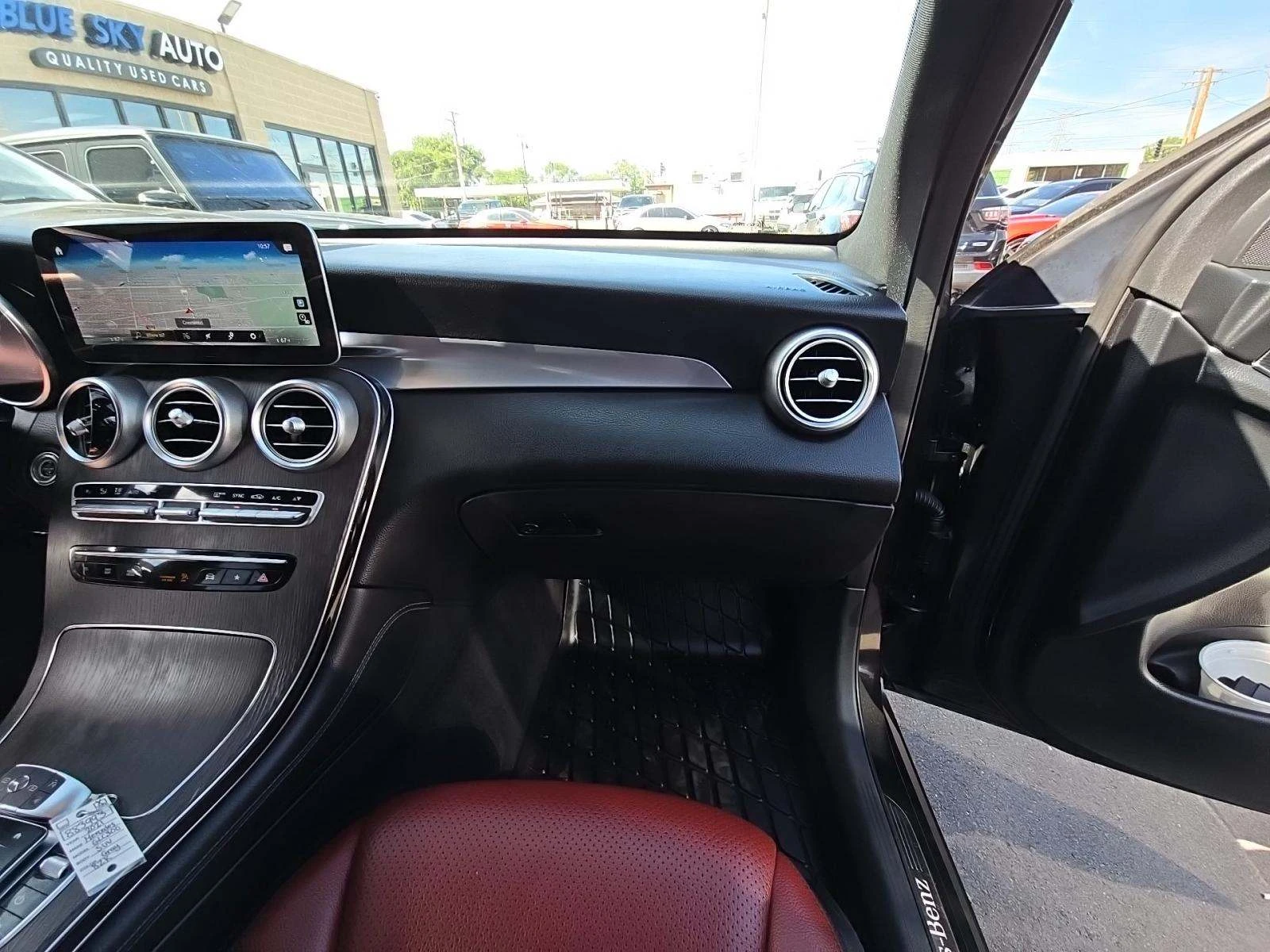 Mercedes-Benz GLC 300 AMG PACK* KEYLESS GO* AMBIENT* PANO* MBUX* КАМЕРА* - изображение 9