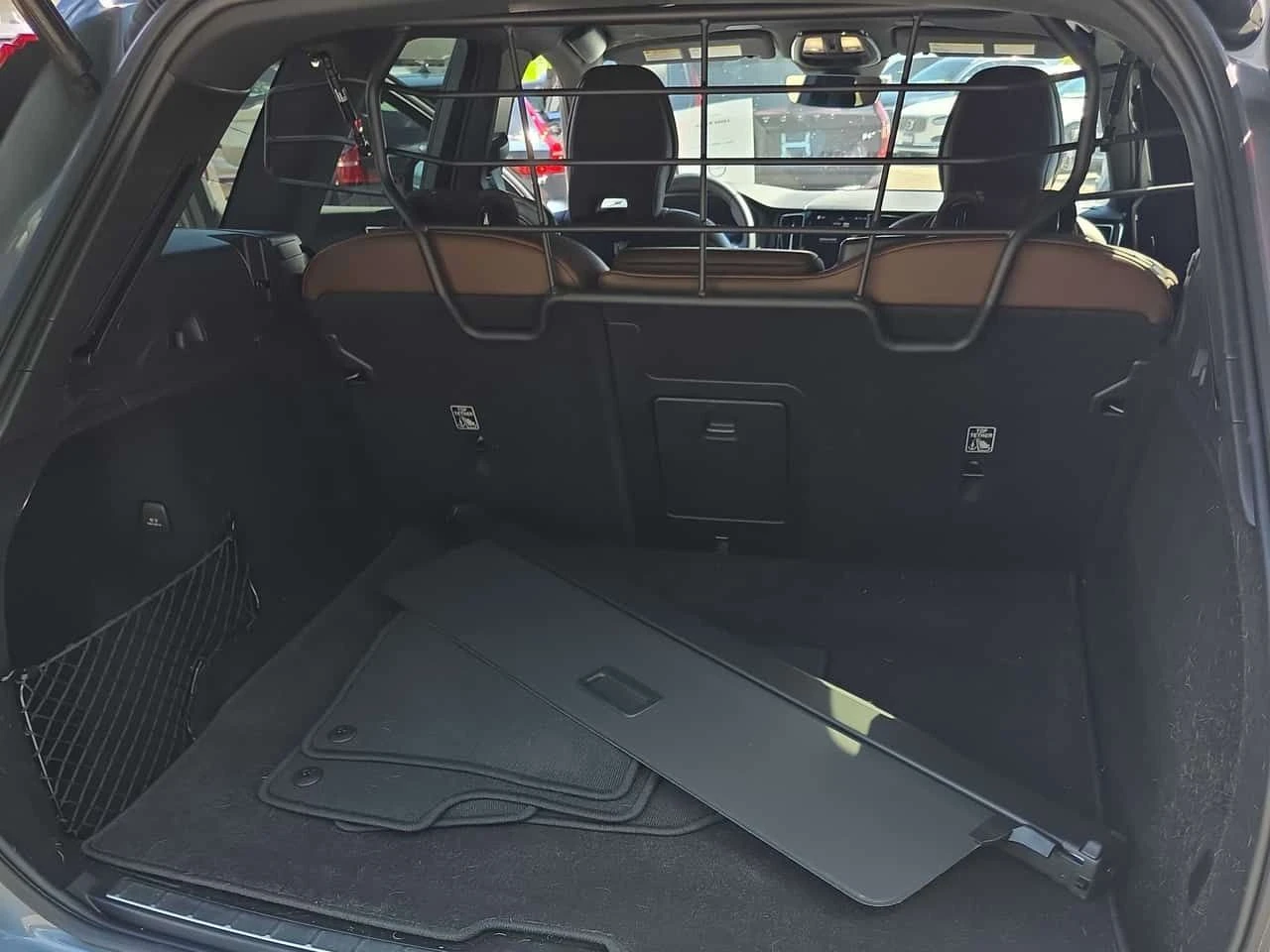 Volvo XC60 * Ultimate Dark Theme * CARFAX * 360 * 22" , снимка 10 - Автомобили и джипове - 54896302