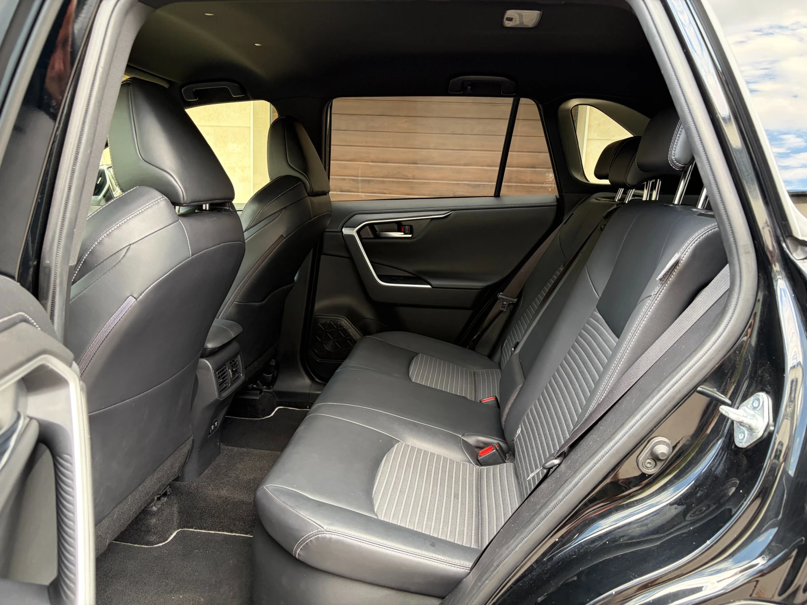 Toyota Rav4 2.5 Hybrid AWD-i Black Edition- в Гаранция, снимка 14 - Автомобили и джипове - 55931758