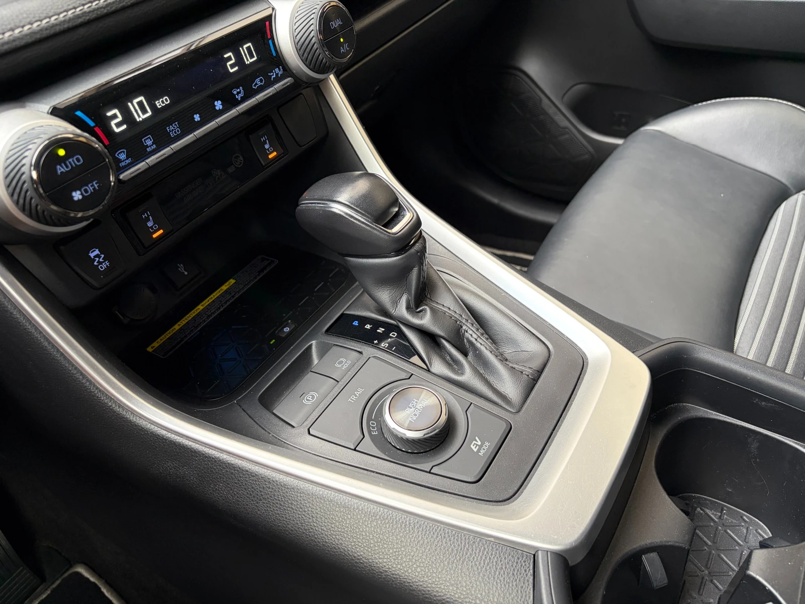Toyota Rav4 2.5 Hybrid AWD-i Black Edition- в Гаранция, снимка 12 - Автомобили и джипове - 55931758