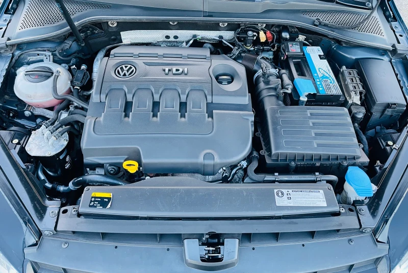 VW Golf 2.0 TDI CUP * Нави* Пиано лак* Сервизна история* , снимка 16 - Автомобили и джипове - 52864628