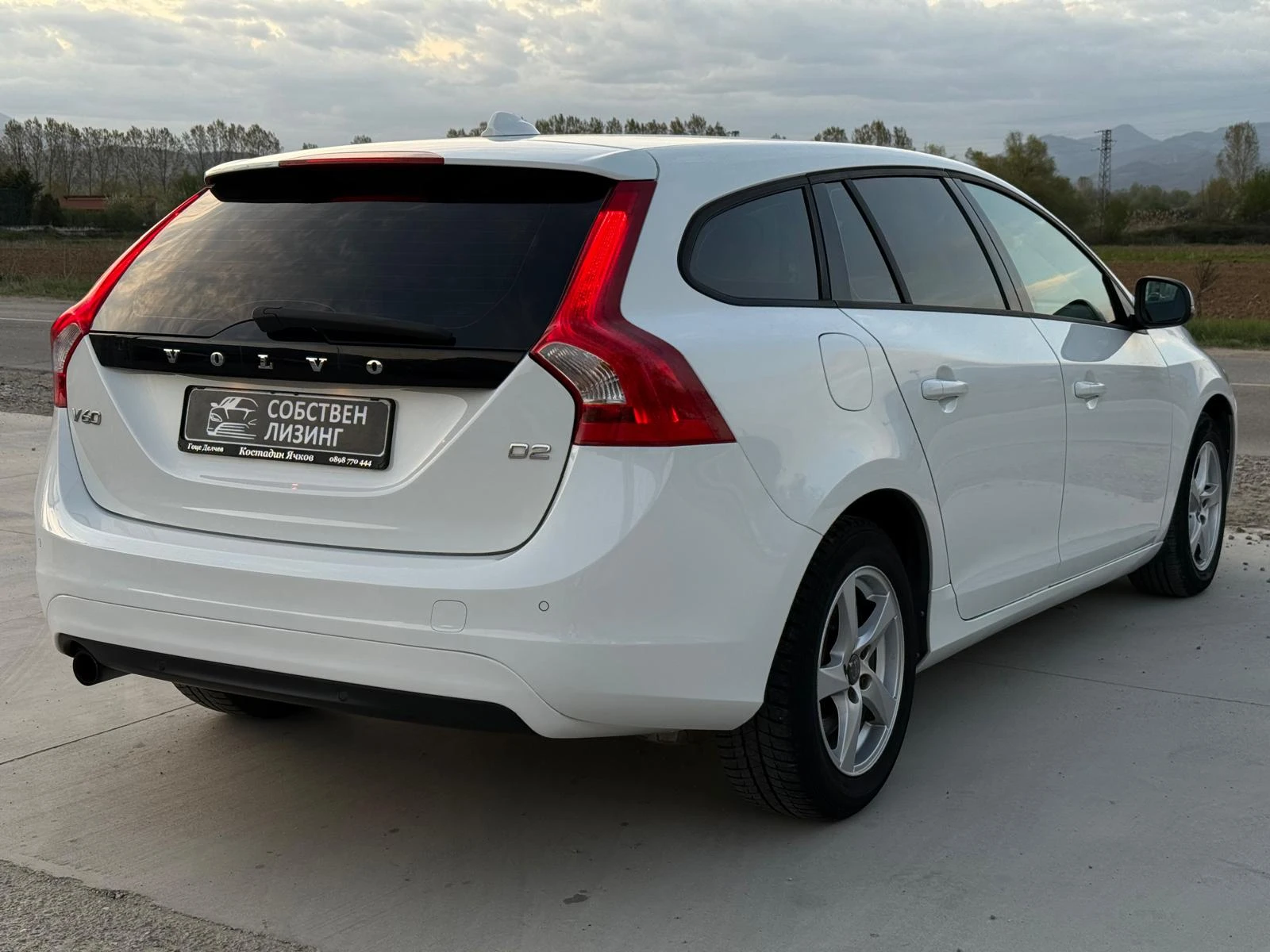 Volvo V60 D2 1.6D Автомат/Сервизна история/Навигация/Лизинг - изображение 4