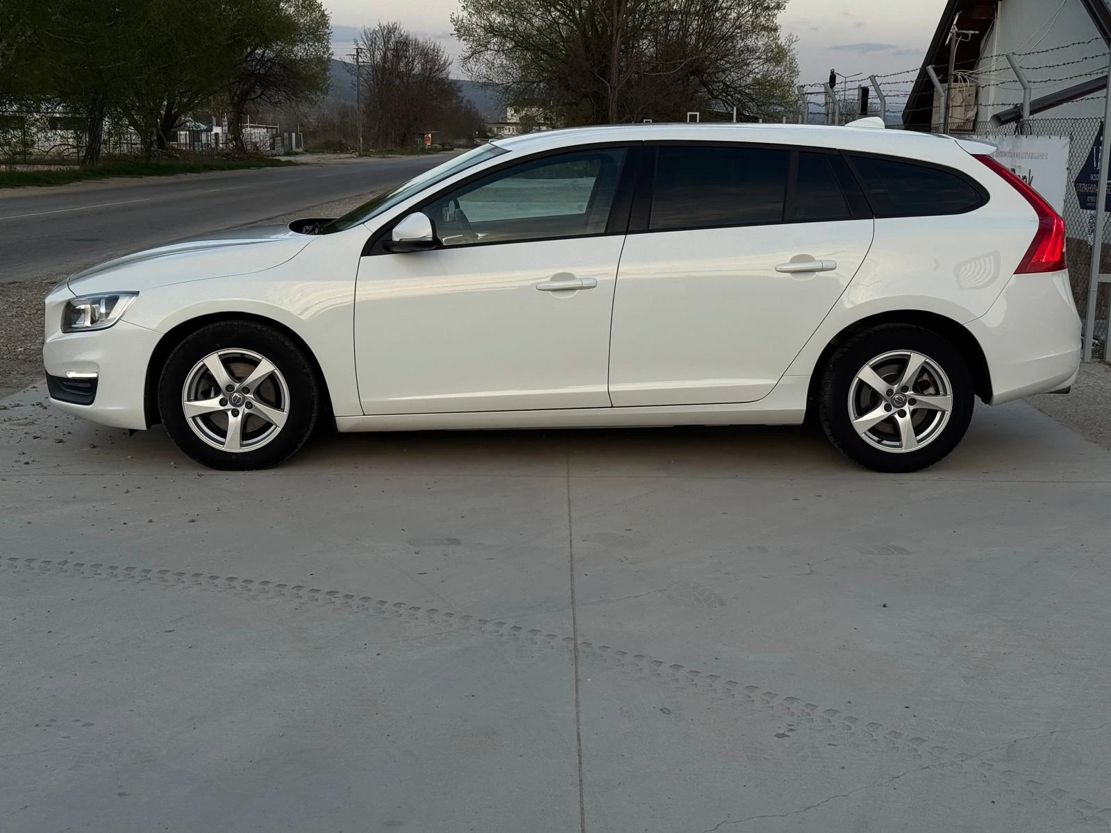 Volvo V60 D2 1.6D Автомат/Сервизна история/Навигация/Лизинг - изображение 7