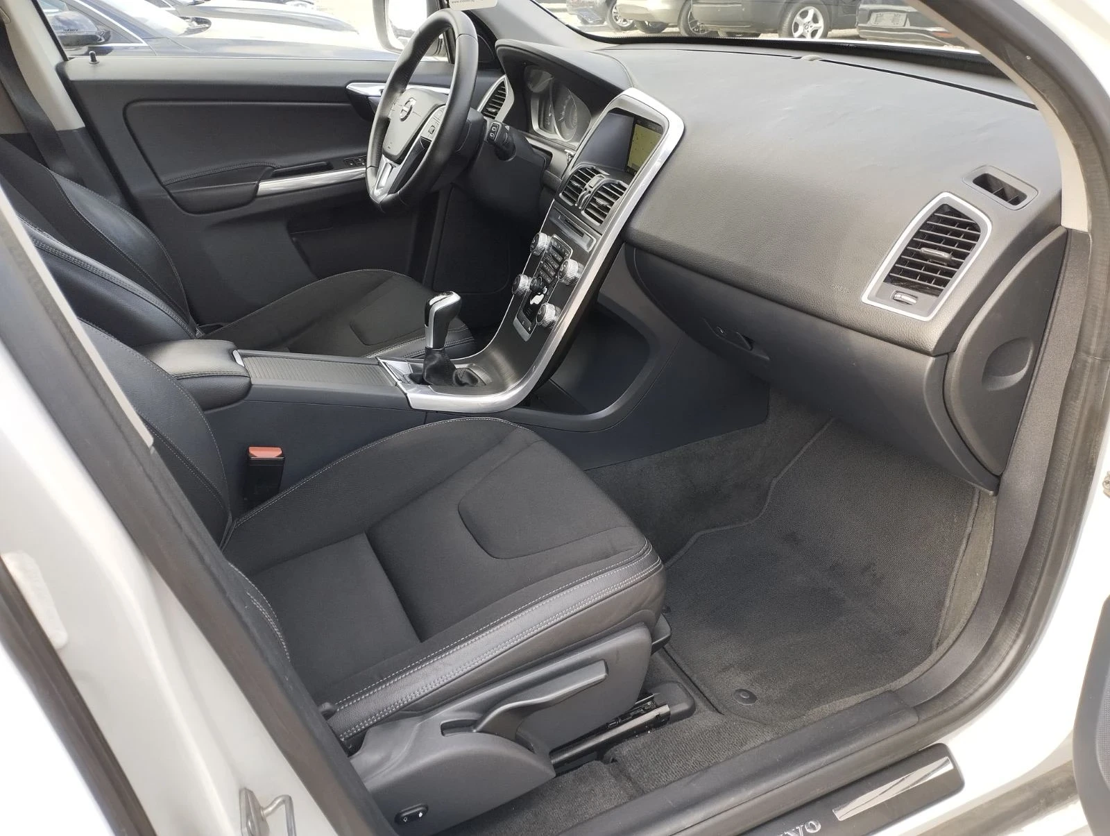 Volvo XC60 2.0D FACELIFT EURO6 190КС, снимка 9 - Автомобили и джипове - 52530428