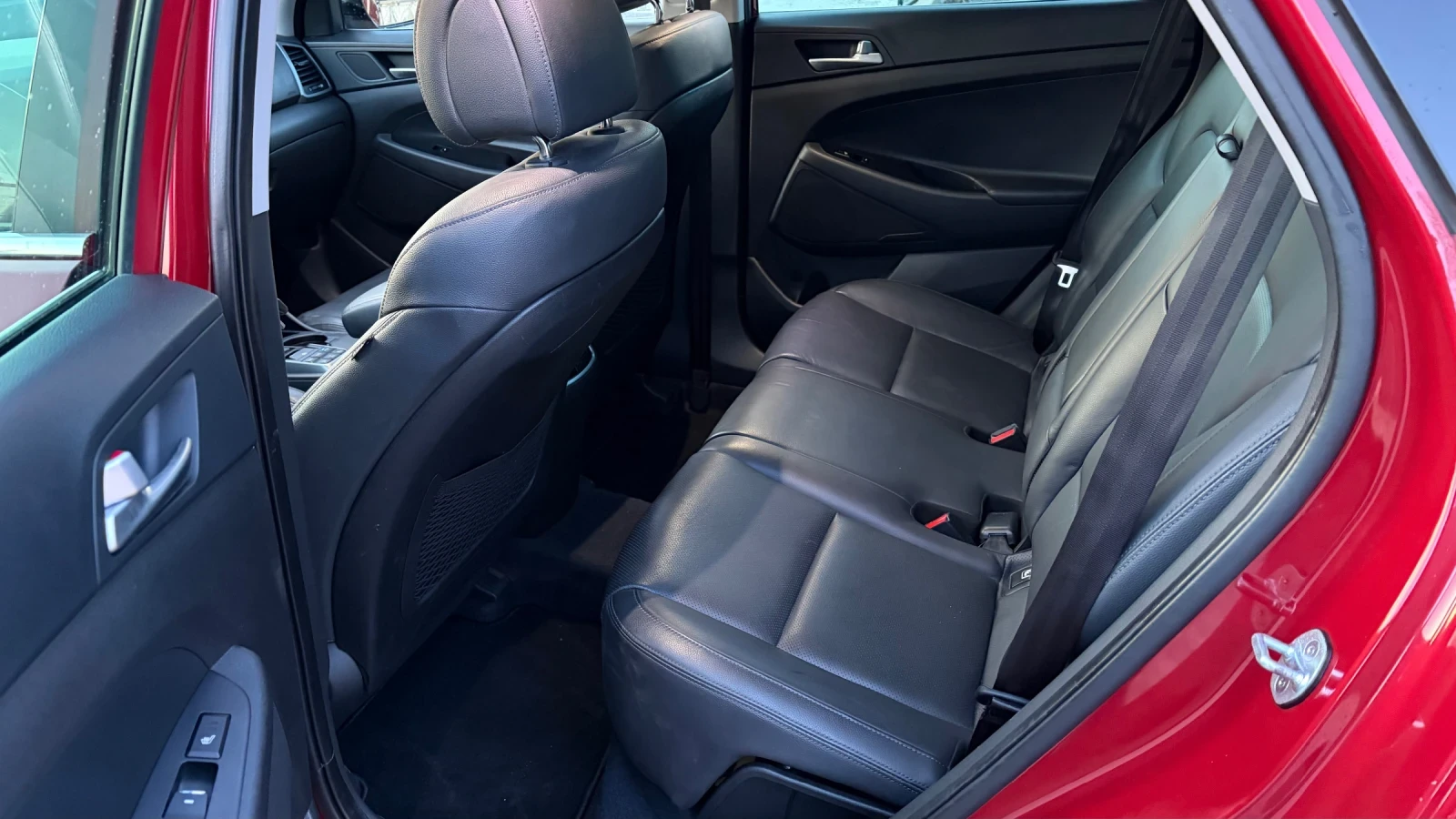Hyundai Tucson 1.6i* 177hp* 4x4* Швейцария, снимка 11 - Автомобили и джипове - 54791350