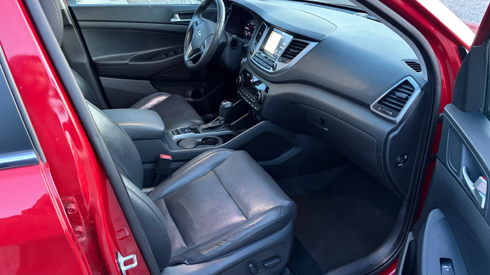 Hyundai Tucson 1.6i* 177hp* 4x4* Швейцария, снимка 10 - Автомобили и джипове - 54791350