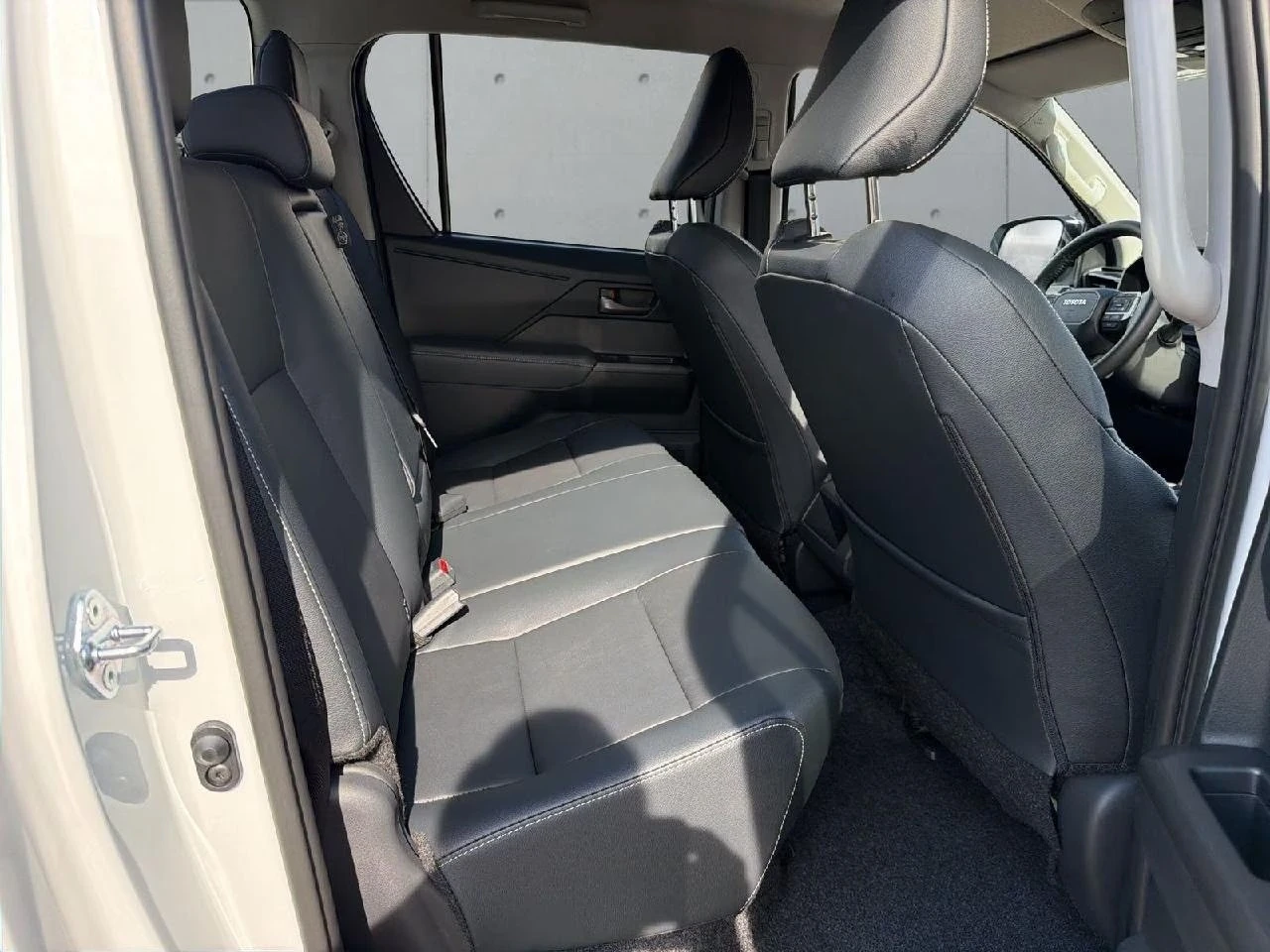 Toyota Hilux 2.8 D-4D/MILD HYBRID/EXECUTIVE /4X4 /LED/JBL/ | Mobile.bg � ����������� 16