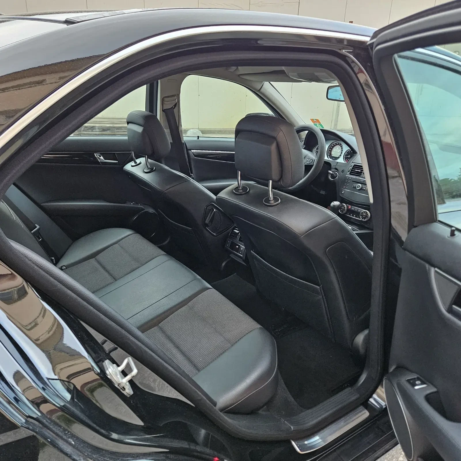 Mercedes-Benz C 180, снимка 5 - Автомобили и джипове - 54724461