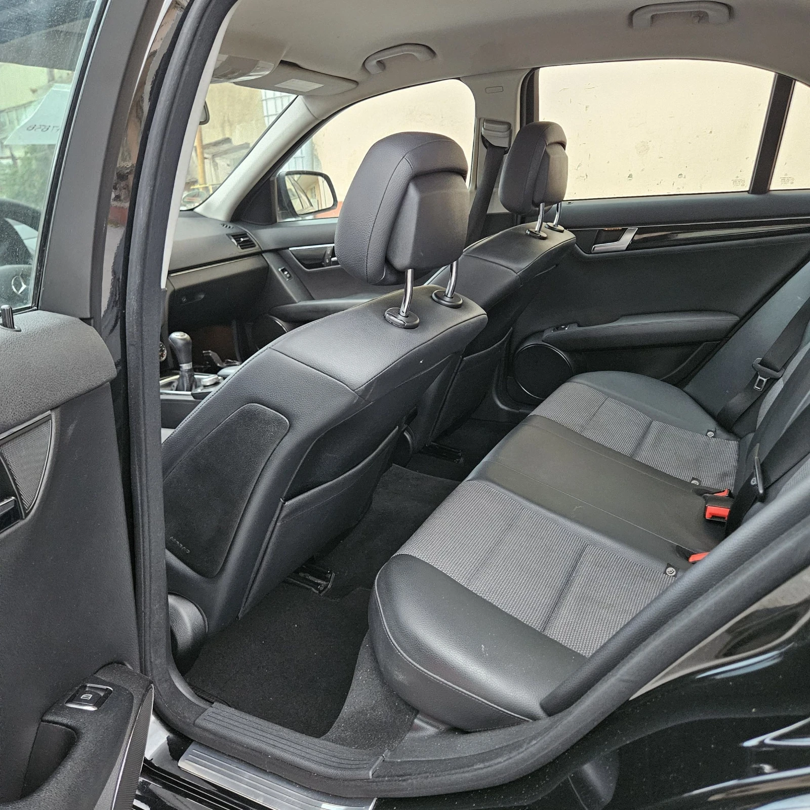 Mercedes-Benz C 180, снимка 4 - Автомобили и джипове - 54724461