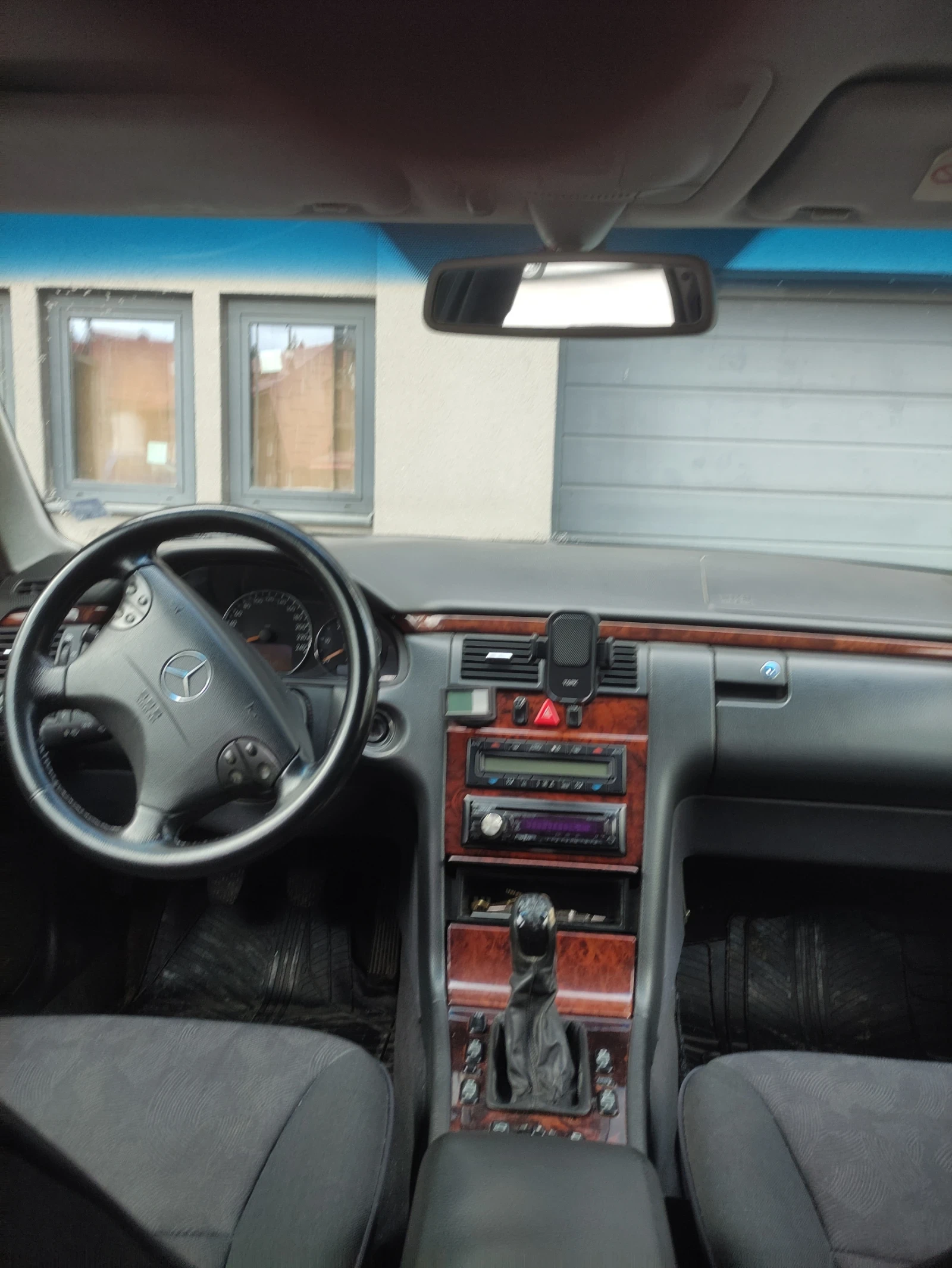 Mercedes-Benz E 220, снимка 4 - Автомобили и джипове - 56045506