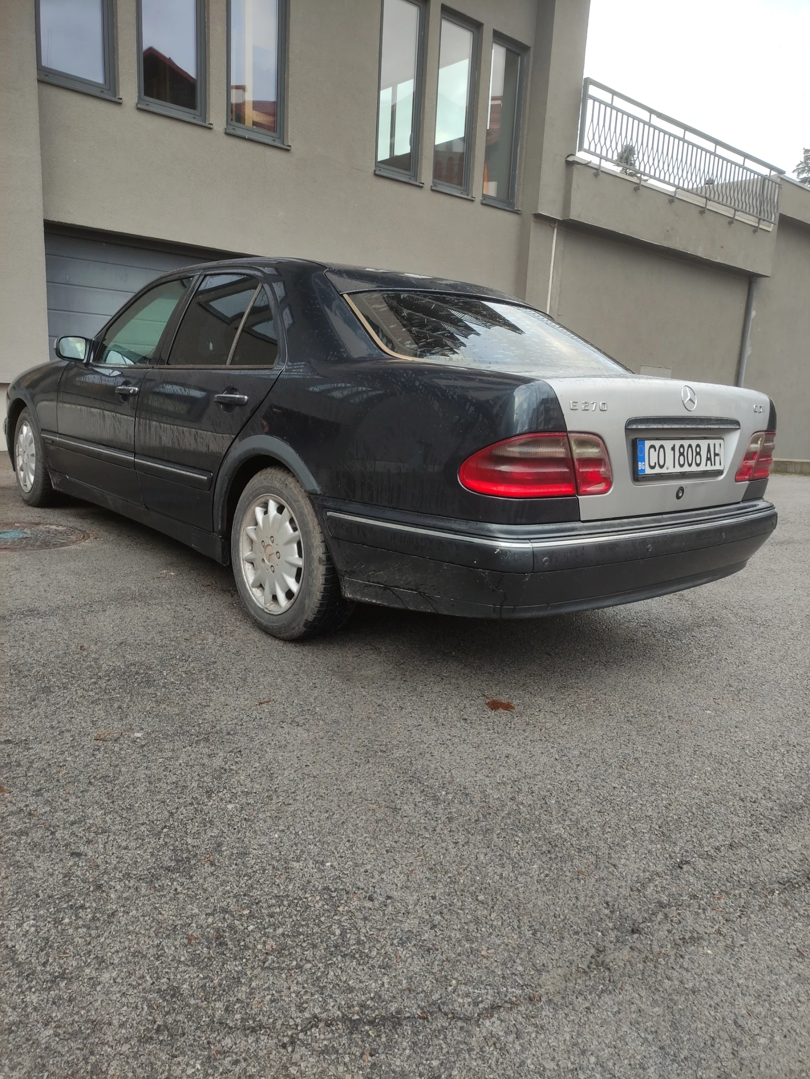 Mercedes-Benz E 220, снимка 2 - Автомобили и джипове - 56045506