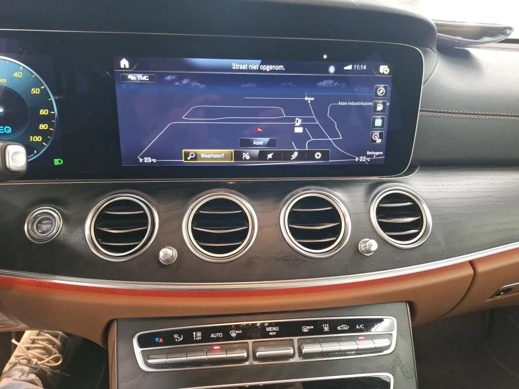 Mercedes-Benz E 300 Navi KeylessGo Leather LED , снимка 12 - Автомобили и джипове - 56163388