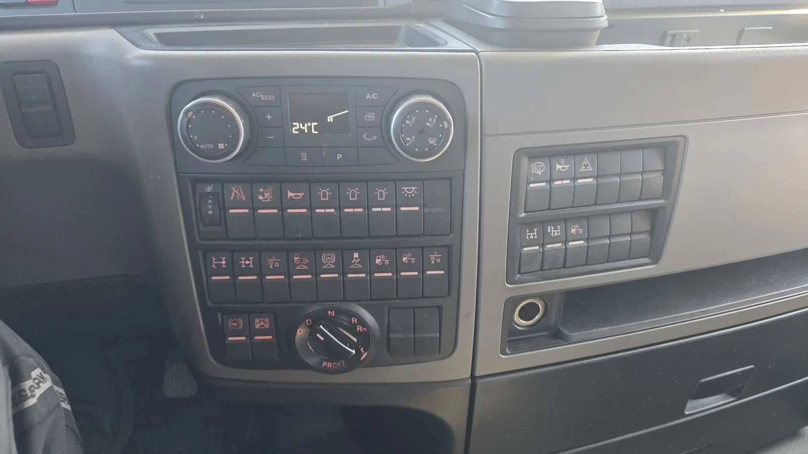 Man Tgx 33 580 EURO 6 6X4, снимка 10 - Камиони - 54547294