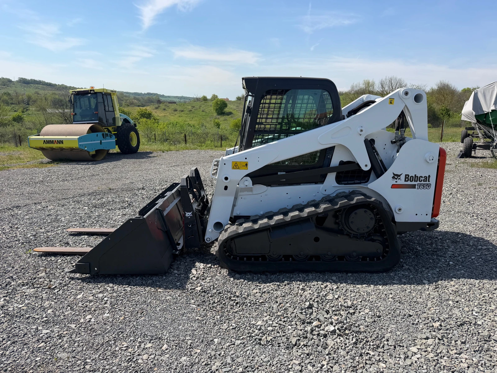 Мини челни товарачи Bobcat T650 HF С КОФА И ВИЛИЦИ ЛИЗИНГ, снимка 4 - Индустриална техника - 54230004
